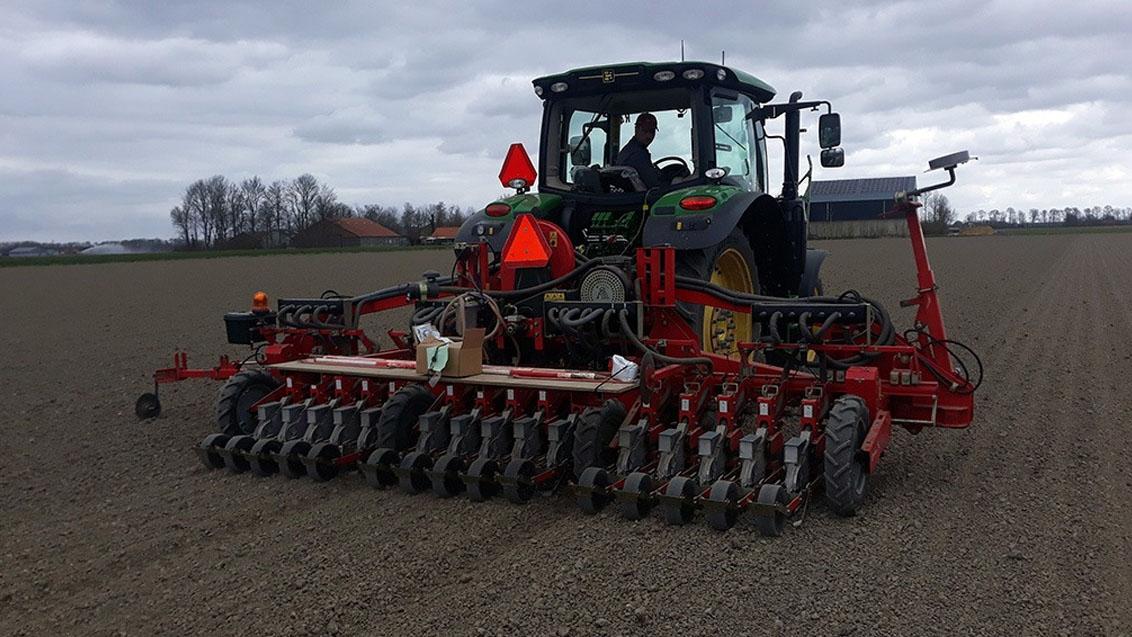 tractor sowing