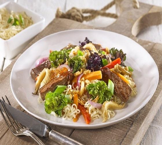 STIR-FRIED NOODLES WITH FRISETTA, RED ONION AND STRIPS OF STEAK