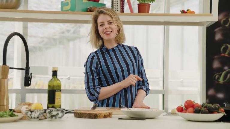 Video Ricetta Tapenade di peperoni senza semi Angello™ con capperi, olive e pecorino su crostini