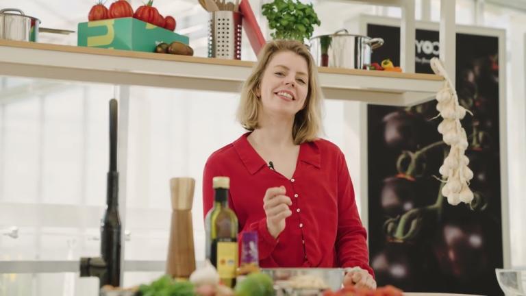 Angello Recept Thaise salade van rijstnoedels, dungesneden pitloze paprika, snoeptomaat en pinda