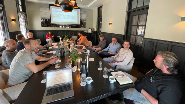 telers om de tafel in gesprek