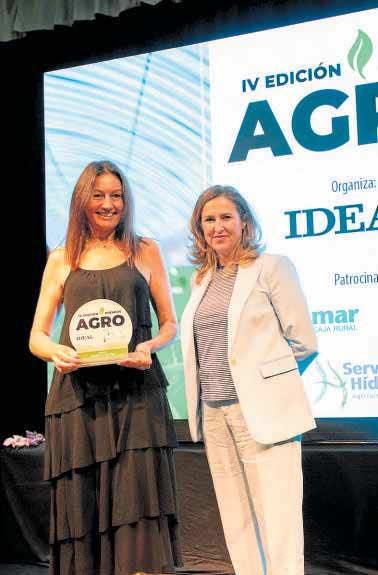 Inmaculada Hernández recibiendo el premio de Inmaculada Acién. C. A.